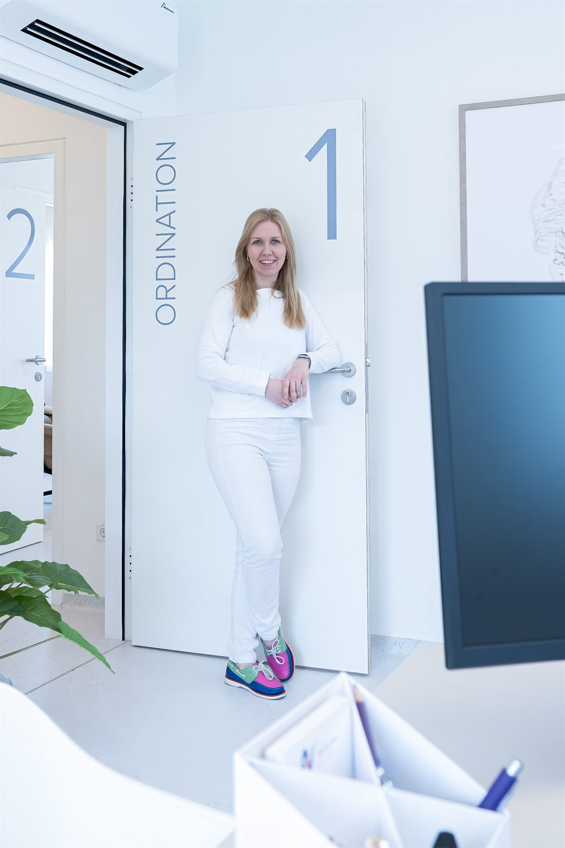 Dr. Valentina Auer vor der Tür zu Ordination 1