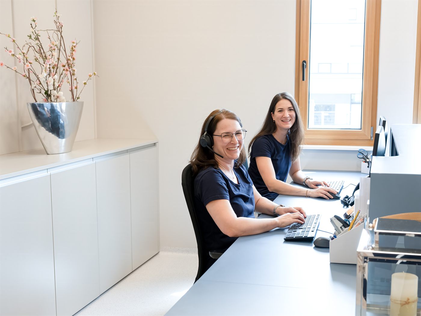 Zwei Ordinationsassistentinnen am Empfang